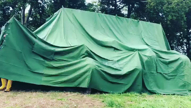 Gruppe versucht ein Zelt aufzubauen