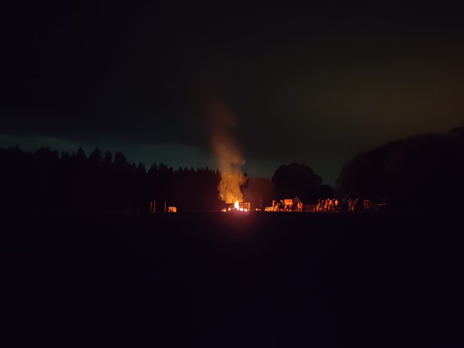 Lagerfeuer bei Nacht aus der ferne