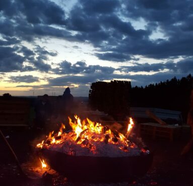 Lagerfeuer bei Sonnenaufgang