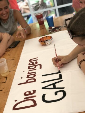Gruppe malt Teamschild
